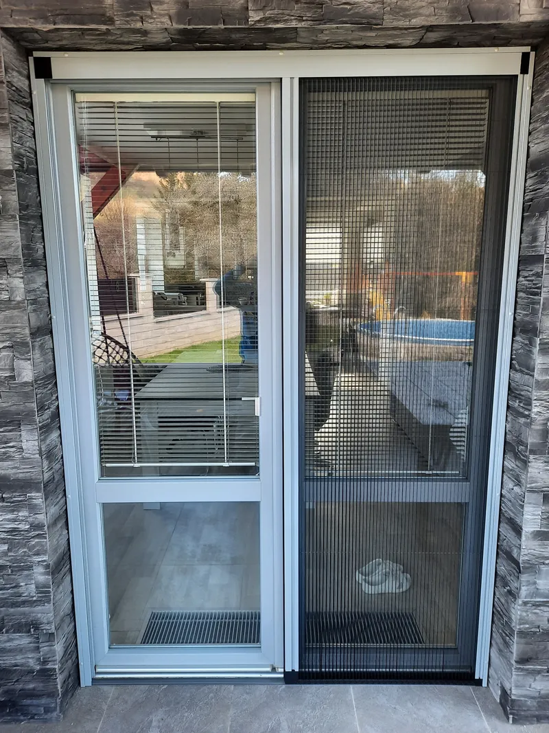 Instalace pevné okenní sítě - kompletní pohled